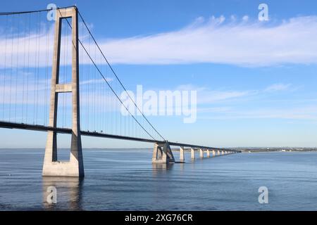 Dänemarks Great Belt Suspension Bridge, die man an einem sonnigen Tag unter der Brücke sehen kann Stockfoto