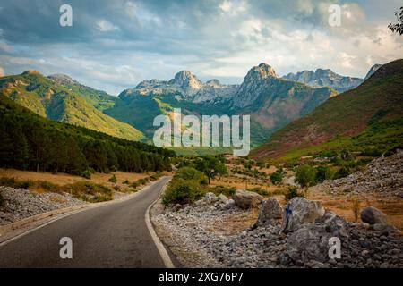 Malerisches Tal in Bogë, Albanien, in der Nähe des Theth-Tals, fotografiert in der Abendsonne, magische Stunde. Technik mit hohem Dynamikbereich. Lebendige Farben. Stockfoto