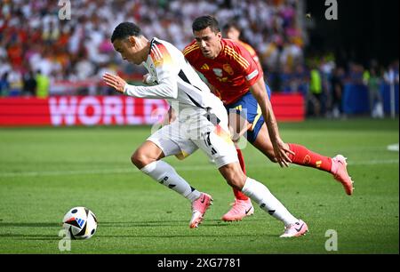 Fussball, Europameisterschaft, EURO 2024, Viertelfinale, MHP-Arena Stuttgart: Spanien Deutschland; Jamal Musiala (DE), Rodri (SPA). Aktion Stockfoto