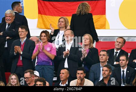 Fussball, Europameisterschaft, EURO 2024, Viertelfinale, MHP-Arena Stuttgart: Spanien Deutschland 2:1 n.V.; Bundeskanzler Olaf Scholz, Ehefrau Britta Ernst, Innenmininsterin Nancy Faeser, BundestagsprŠsidentin BŠrbel Bas, Gesundheitsminister Karl Lauterbach. Stockfoto