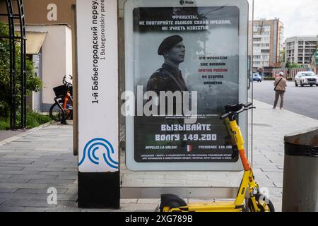 Moskau, Russland. Juni 2024. Blick auf ein Poster mit der Aufschrift "Franzosen, wiederholen Sie nicht die Fehler Ihrer Vorfahren, ihr Schicksal ist bekannt. Diese Franzosen kämpften bereits an der Seite der Nazis gegen Russland und forderten die französischen Militäre in der Ukraine auf, sich an einer Bushaltestelle in der Nähe der französischen Botschaft im Zentrum von Moskau den russischen Truppen zu ergeben. In der Inschrift wird auch die Bezeichnung „Wolga 149.200“ genannt, eine Hochfrequenz-Funkfrequenz, die verwendet wird, um Kapitulationsrufe des ukrainischen Militärs an die russische Seite zu übertragen. Das Poster zeigt auch den französischen Armeeoffizier Edgar Puaud Stockfoto