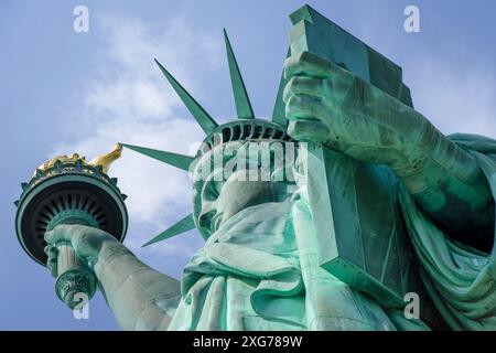 Die berühmte Freiheitsstatue auf Liberty Island. Die kupferverkleidete Statue ist eine Figur von Libertas, der römischen Göttin der Freiheit, die eine Fackel über ihm hält Stockfoto