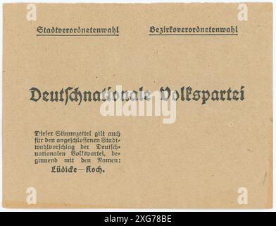 Stimmzettel/ Wahlzettel der Reichstagswahl 1920 - die Reichstagswahl vom 6. Juni 1920 war die zweite Wahl während der Weimarer Republik und die erste zu einem regulären Deutschen Reichstag. Die Bundestagswahl 1920 fand am 6. Juni 1920 zur Wahl des ersten Reichstags der Weimarer Republik statt. Sie folgte der im Januar 1919 gewählten Weimarer Nationalversammlung, die die republikanische Verfassung ausgearbeitet und ratifiziert hatte. Stockfoto