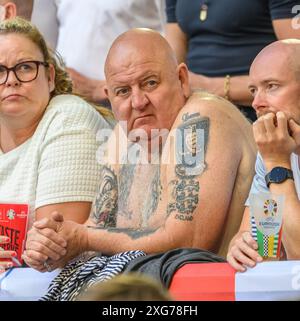 Düsseldorf, Deutschland. Juli 2024,06 Juli 2024 - England gegen Schweiz - UEFA Euro 2024 - Viertelfinale - Düsseldorf. Ein England-Fan während des Spiels. Bild : Mark Pain / Alamy Live News Stockfoto