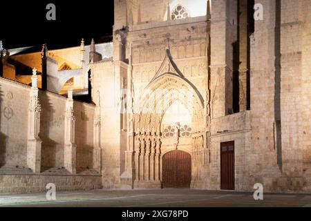 Majestätischer gotischer Tempel, der 1321 auf den Überresten zweier weiterer Kirchen begonnen wurde. Ein Juwel, wo die Krypta von San Antolin, Schutzpatron von Palencia, Stockfoto