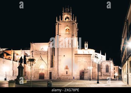 Majestätischer gotischer Tempel, der 1321 auf den Überresten zweier weiterer Kirchen begonnen wurde. Ein Juwel, wo die Krypta von San Antolin, Schutzpatron von Palencia, Stockfoto