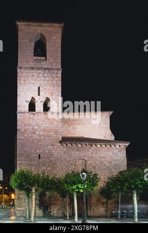 Katholischer Tempel der Kirche San Lazaro in Palencia (Kastilien und Leon, Spanien). Es wurde in verschiedenen Etappen errichtet, ab dem 14. Jahrhundert, in Stockfoto