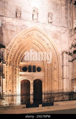 Die Tür der Könige in einem majestätischen gotischen Tempel, der 1321 auf den Überresten von zwei anderen Kirchen begonnen wurde. Ein Juwel, wo die Krypta von San Antolin, Patro Stockfoto