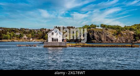 Fjordhafen auf Boemlo im norwegischen Archipel Fjordland, Norwegen Stockfoto