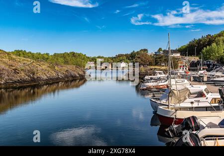 Fjordhafen auf Boemlo im norwegischen Archipel Fjordland, Norwegen Stockfoto