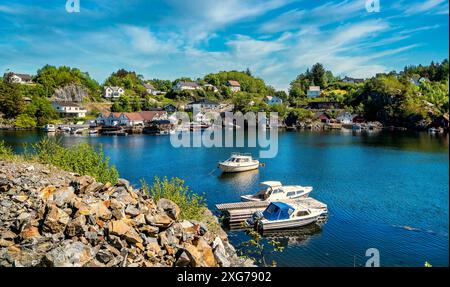 Fjordhafen auf Boemlo im norwegischen Archipel Fjordland, Norwegen Stockfoto