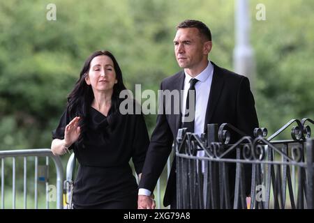 Kevin Sinfield, seine Frau Jayne Sinfield, kam am 7. Juli 2024 während der Beerdigung von Rob CBE Burrow im Pontefract Crematorium, Pontefract, Vereinigtes Königreich, am 7. Juli 2024 (Foto: Mark Cosgrove/News Images) in Pontefract, Vereinigtes Königreich an. (Foto: Mark Cosgrove/News Images/SIPA USA) Stockfoto