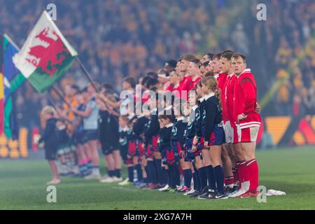 Walisische und australische Spieler stehen auf dem Spielfeld für die Nationalhymnen vor dem Men's Rugby International Test Match zwischen Aust an Stockfoto