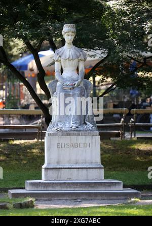 Meran, Südtirol, Italien 05. Juli 2024: Hier der Blick in Meran, Meran, Kurstadt hier die Statue der Elisabeth, Kaiserin, Sissi Denkmal im Elisabeth Park Tourismus, Hochburg, Hotspot, wandern, spazieren, Flanieren, gut Essen, shoppen *** Meran, Südtirol, Italien 05 Juli 2024 hier der Blick in Meran, Meran, Kurort hier die Statue der Elisabeth, Kaiserin, Sissi Denkmal im Elisabeth Park Tourismus, Hochburg, Hotspot, Wandern, Wandern, Wandern, schlendern, gut essen, einkaufen Stockfoto