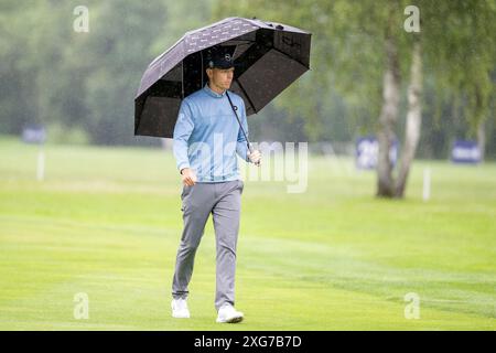 07 Juli 2024, Bayern, München/Eichenried: Golf: BMW International Open, Runde 4, Matti Schmid geht mit einem Regenschirm auf das Grün. Foto: Ulrich Gamel/kolbert-Press/dpa Stockfoto