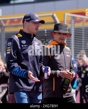 Max Verstappen von Red Bull Racing (links) und Lando Norris von McLaren nehmen an der Fahrerparade vor dem Grand Prix von Großbritannien auf dem Silverstone Circuit in Northamptonshire Teil. Bilddatum: Sonntag, 7. Juli 2024. Stockfoto