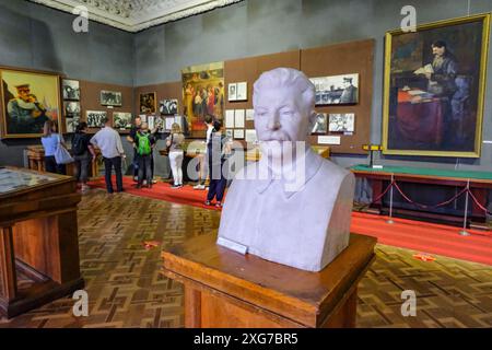 Gori, Georgien - 3. Juli 2024: Touristen, die das Joseph Stalin Museum besuchen, das dem Leben von Joseph Stalin gewidmet ist, befindet sich in Gori, Georgien. Stockfoto