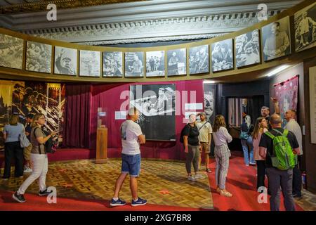 Gori, Georgien - 3. Juli 2024: Touristen, die das Joseph Stalin Museum besuchen, das dem Leben von Joseph Stalin gewidmet ist, befindet sich in Gori, Georgien. Stockfoto