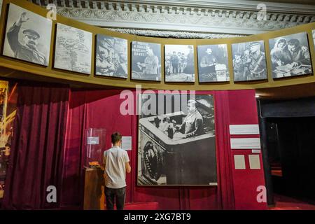 Gori, Georgien - 3. Juli 2024: Ein Tourist, der das Joseph Stalin Museum besucht, das dem Leben von Joseph Stalin gewidmet ist, befindet sich in Gori, Georgien. Stockfoto