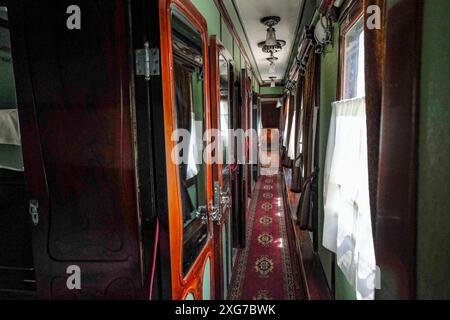 Gori, Georgien - 3. Juli 2024: Innenraum des Stalin-Eisenbahnwagens im Joseph Stalin Museum in Gori, Georgien. Stockfoto