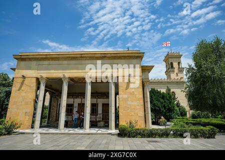 Gori, Georgien - 3. Juli 2024: Touristen, die das Joseph Stalin Museum besuchen, das dem Leben von Joseph Stalin gewidmet ist, befindet sich in Gori, Georgien. Stockfoto