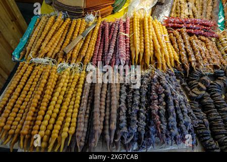 Kutaisi, Georgien - 5. Juli 2024: Churchchhela auf dem Grünen Basar in Kutaisi, Georgien. Churchkhela ist eine traditionelle georgianische Kerzenform. Stockfoto