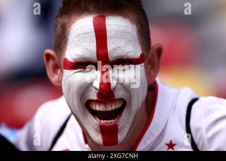 Düsseldorf, Deutschland. Juli 2024. Unterstützung Englands beim Viertelfinale der UEFA Euro 2024 zwischen England und der Schweiz in der Arena Düsseldorf am 6. Juli 2024 in Düsseldorf. Quelle: Marco Canoniero/Alamy Live News Stockfoto