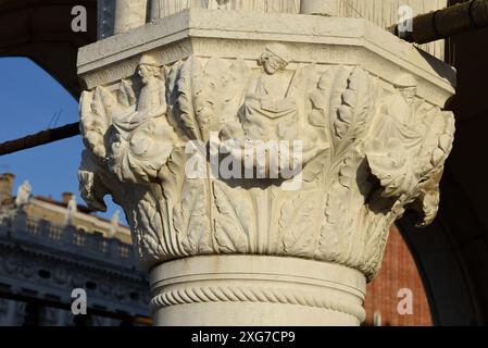 Geschnitzte Hauptstadt mit weltlichen Motiven auf den Säulen der Kolonnade, Details zum Dogenpalast, Venedig Italien Stockfoto