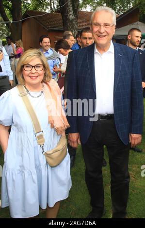 Joachim Herrmann mit Ehefrau Gerswid Herrmann beim Greipl Charity Sommerfest zugunsten von Lichtblick Seniorenhilfe e.V. im Prof. Erich Greipl Stadion. Ismaning, 05.07.2024 *** Joachim Herrmann mit seiner Frau Gerswid Herrmann auf der Greipl Charity Summer Party zugunsten der Lichtblick Seniorenhilfe e V im Prof Erich Greipl Stadion Ismaning, 05 07 2024 Foto:XM.xWehnertx/xFuturexImagex greipl 4744 Stockfoto