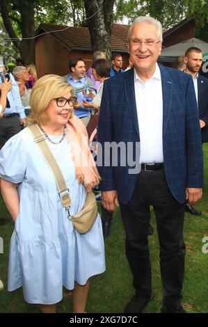 Joachim Herrmann mit Ehefrau Gerswid Herrmann beim Greipl Charity Sommerfest zugunsten von Lichtblick Seniorenhilfe e.V. im Prof. Erich Greipl Stadion. Ismaning, 05.07.2024 *** Joachim Herrmann mit seiner Frau Gerswid Herrmann auf der Greipl Charity Summer Party zugunsten der Lichtblick Seniorenhilfe e V im Prof Erich Greipl Stadion Ismaning, 05 07 2024 Foto:XM.xWehnertx/xFuturexImagex greipl 4743 Stockfoto