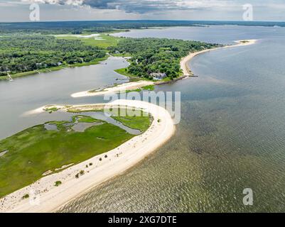 Blick aus der Vogelperspektive auf den Teich und die Gegend des roten Baches Stockfoto