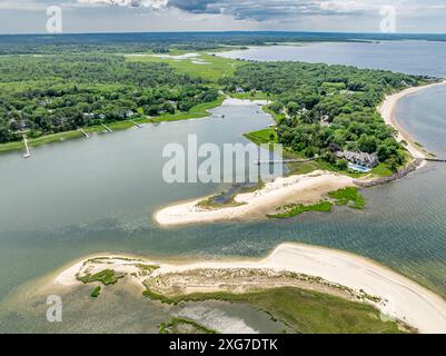 Blick aus der Vogelperspektive auf den Teich und die Gegend des roten Baches Stockfoto