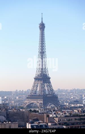 Luftaufnahme des Eiffelturms vom Arc de Triomphe in Paris. Stockfoto