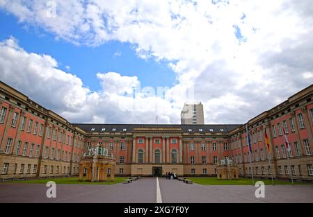 Der Innenhof des Potsdamer Stadtschloss, in welchem sich der Landtag von Brandenburg befindet. Der Innenhof des Potsdamer Stadtschloss, in welchem sich der Landtag von Brandenburg befindet. Potsdam Brandenburg Deutschland *** der Innenhof des Potsdamer Stadtschlosses, wo sich der Brandenburgische Landtag befindet der Innenhof des Potsdamer Stadtschlosses, wo sich der Brandenburgische Landtag befindet Stockfoto