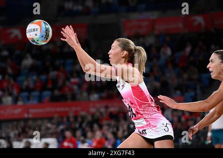 Juli 2024; Ken Rosewall Arena, Sydney, NSW, Australien; Suncorp Super Netball, New South Wales Swifts gegen Adelaide Thunderbirds; Lauren Frew von den Adelaide Thunderbirds fängt den Ball Stockfoto