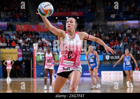 Juli 2024; Ken Rosewall Arena, Sydney, NSW, Australien; Suncorp Super Netball, New South Wales Swifts gegen Adelaide Thunderbirds; Hannah Petty von den Adelaide Thunderbirds streckt sich um den Ball Stockfoto