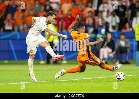 Berlin, Deutschland. Juli 2024. Hakan Calhanoglu (10) von den Turkiye, die während des Viertelfinalspiels der UEFA Euro 2024 zwischen den Niederlanden und Turkiye im Olympiastadion in Berlin zu sehen waren. Quelle: Gonzales Photo/Alamy Live News Stockfoto