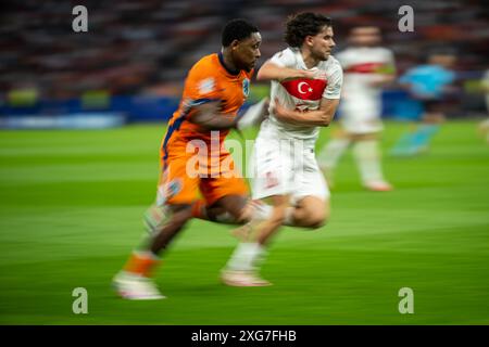 Berlin, Deutschland. Juli 2024. Ferdi Kadioglu (20) aus der Türkei und Steven Bergwijn (25) aus den Niederlanden beim Viertelfinalspiel der UEFA Euro 2024 zwischen den Niederlanden und Turkiye im Berliner Olympiastadion. Quelle: Gonzales Photo/Alamy Live News Stockfoto