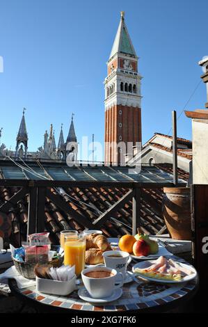 Ein Frühstückstablett im L'Altana, Dachbalkon mit Blick auf den Markusplatz und die Basilika Stockfoto