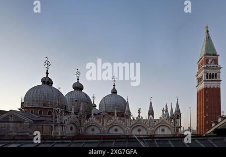 Venedig, Italien, Kuppeln der Markuskirche Venedig, Markusdom und campanile, in einem Panorama der Statuen und dekorativen Details auf dem Dach Stockfoto