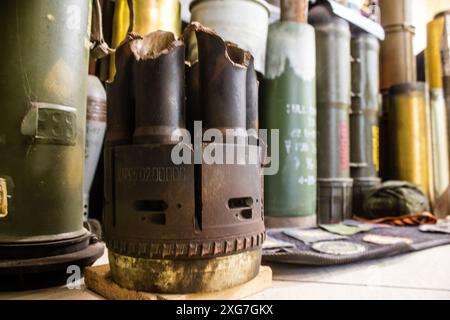 Kramatorsk, Ukraine, 6. Juli 2024 Ein militärischer Friseur bietet Soldaten, die einen Friseur oder Friseur benötigen, kostenlosen Service an. Dieser berühmte Salon trägt dazu bei Stockfoto