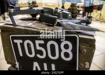 Kramatorsk, Ukraine, 6. Juli 2024 Ein militärischer Friseur bietet Soldaten, die einen Friseur oder Friseur benötigen, kostenlosen Service an. Dieser berühmte Salon trägt dazu bei Stockfoto