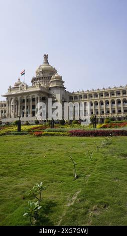 Bangalore, Indien - 16. Januar 2024: Atemberaubender Blick auf Vidhana Soudha. Berühmtes Wahrzeichen, das das Sekretariat und die Legislative beherbergt. Stockfoto