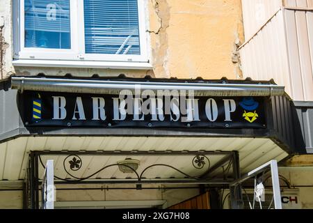 Kramatorsk, Ukraine, 6. Juli 2024 Ein militärischer Friseur bietet Soldaten, die einen Friseur oder Friseur benötigen, kostenlosen Service an. Dieser berühmte Salon trägt dazu bei Stockfoto