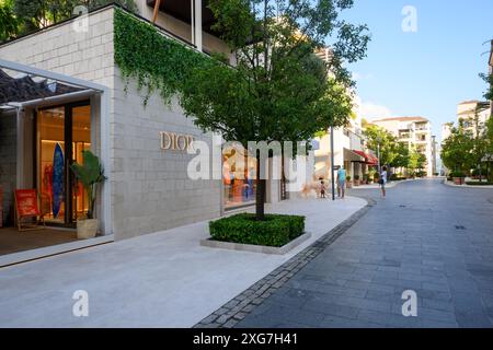 Tivat, Montenegro - 8. Juni 2022: Straße mit Geschäften in einem luxuriösen Wohndorf in Porto Montenegro. Montenegro, Europa Stockfoto