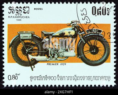 KAMPUCHEA - UM 1985: Eine in Kampuchea gedruckte Marke aus der Ausgabe „100. Jahrestag des Motorrads“ zeigt Premier 1929 Stockfoto