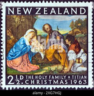 NEUSEELAND - UM 1963: Ein in Neuseeland gedruckter Stempel aus der Weihnachtsausgabe zeigt die Heilige Familie (von Tizian) Stockfoto