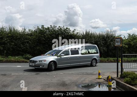 Rob Burrow CBE macht die letzte Reise, als sein Bestattungswagen während des Rob CBE Burrow Begräbnisses im Pontefract Crematorium, Pontefract, Großbritannien, 7. Juli 2024 (Foto: Mark Cosgrove/News Images) Stockfoto