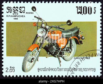 KAMPUCHEA - UM 1985: Eine in Kampuchea gedruckte Marke aus der Ausgabe „100. Jahrestag des Motorrads“ zeigt Simson, 1983 Stockfoto