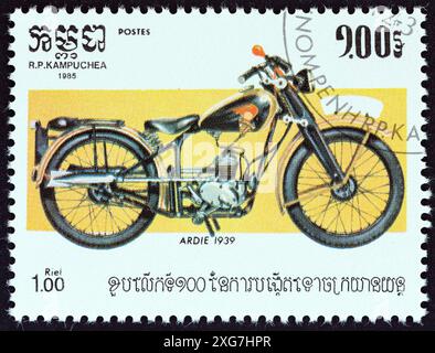 KAMPUCHEA - UM 1985: Eine in Kampuchea gedruckte Marke aus der Ausgabe „100. Jahrestag des Motorrads“ zeigt Ardie 1939 Stockfoto